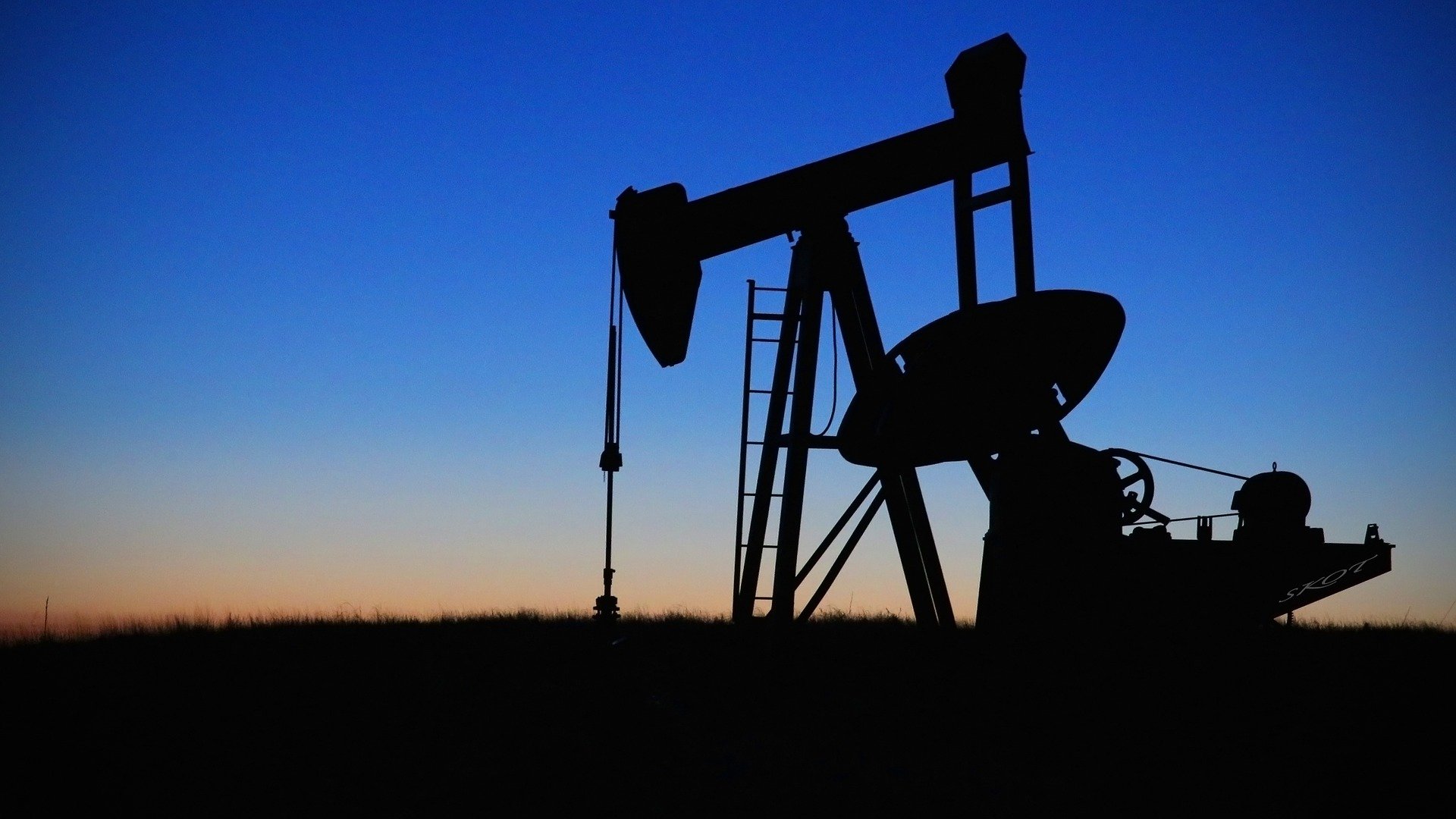 Les principaux membres du cartel pétrolier ont annoncé une hausse surprise de leur production en juin prochain. Déjà perturbé par les droits de douane américains, le prix de l’or noir poursuit sa dégringolade.