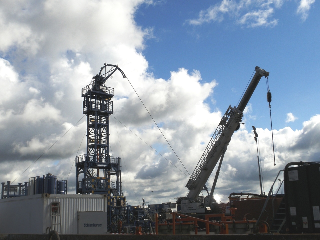 Depuis 2005, les Etats-Unis profitent de la manne du pétrole de schiste. La croissance insolente de la production américaine pourrait cependant s'étioler en fonction de la politique de l'Opep, des contraintes financières ou géopolitiques.
