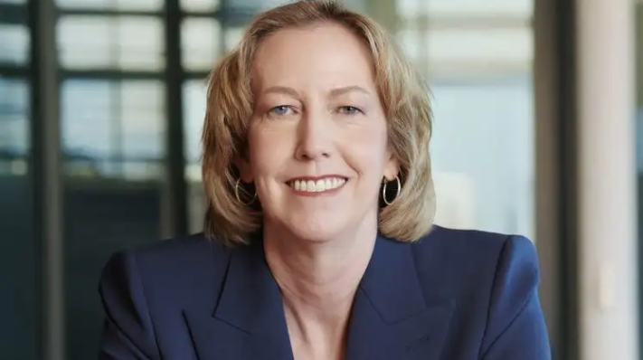 L'actuelle directrice générale de Woodside Energy sera la première femme à la tête d'une major pétrolière. Elle prendra ses fonctions en avril 2026, deux ans après que Murray Auchincloss a succédé à Bernard Looney.